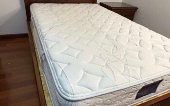 Cama semidoble madera con colchón y mesa de noche